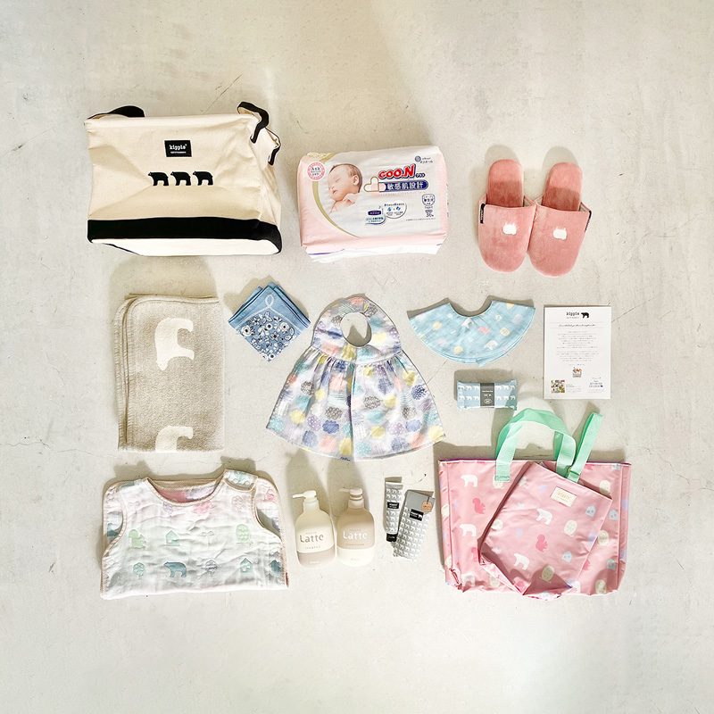【写真】kippis BABY BOXの内容。kippisデザインのベビーアイテムやおむつなど、全14アイテムが入っています