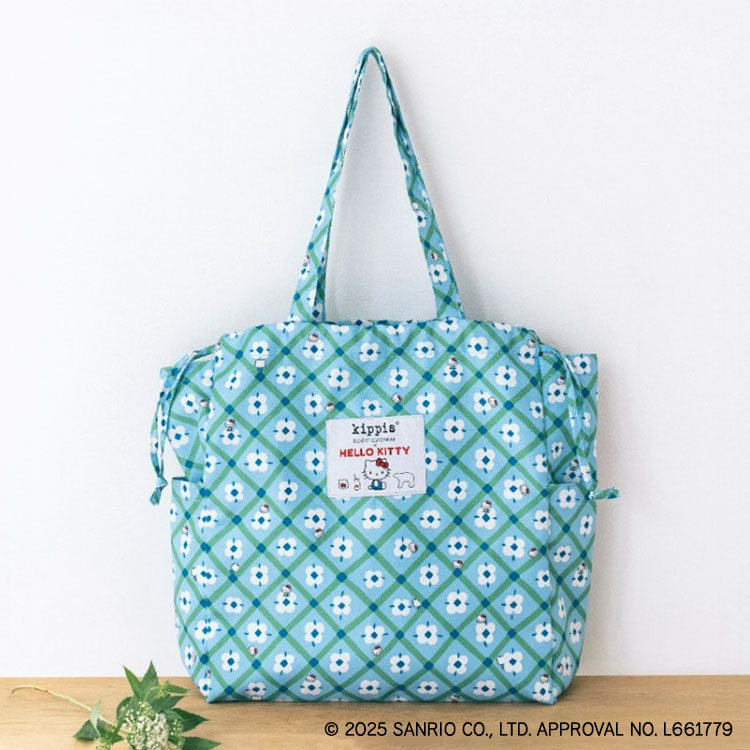 【商品写真】キッピスで人気の格子柄「Lotta」にハローキティが散りばめられた、コラボ限定テキスタイルが総柄でデザインされているトートバッグ。両サイドのひもを引っ張れば巾着型にもなる2WAY仕様。表地には、ハローキティとkippisのシロクマが並んだスペシャルロゴがオン