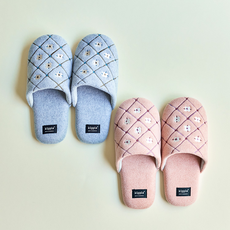 【商品写真】甲部分に花柄がデザインされているピンクのスリッパ