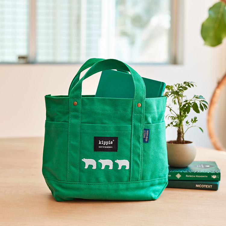 【商品写真】外側4つ、内側3つのオープンポケットに、ドリンクホルダーがついた、グリーンの8ポケットバッグ。表側センターにはキッピスのロゴと、3頭のしろくまが並んで白糸刺繍されています