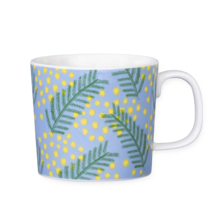 【商品写真】ミモザ柄がデザインされているライトブルーのマグカップ
