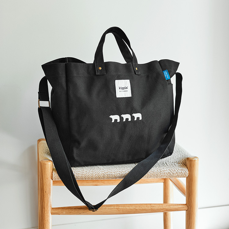 【商品写真】プレーンなブラックのキャンバス風コットン生地のショルダーバッグ。表側センターには、白のキッピスロゴと白糸刺繍の3頭のしろくまが並んでいます